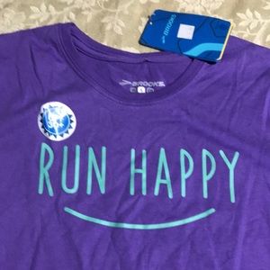 New w/ Tags Womans Brooks Shorts Sleeve Run Happy Tshirt Size Small UPF 30+